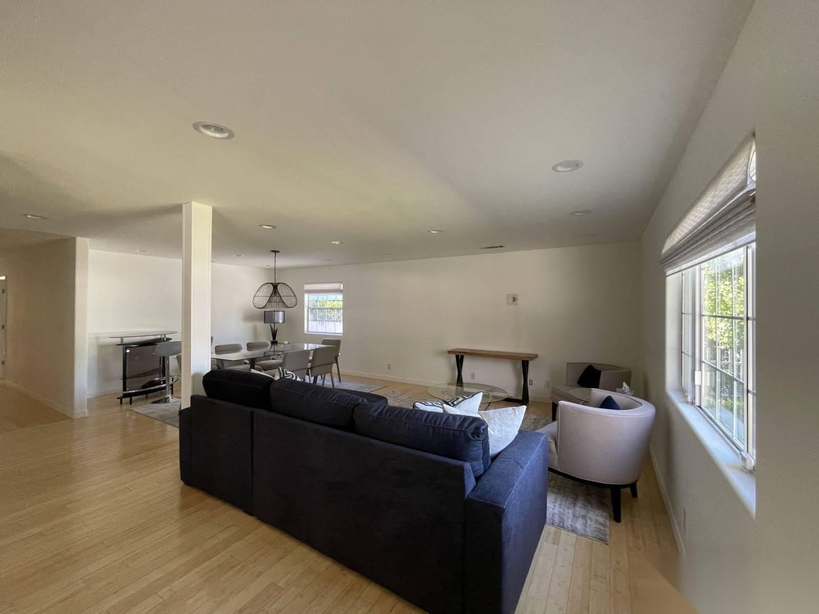 Traditional Home with Bright Lighting — photo 5