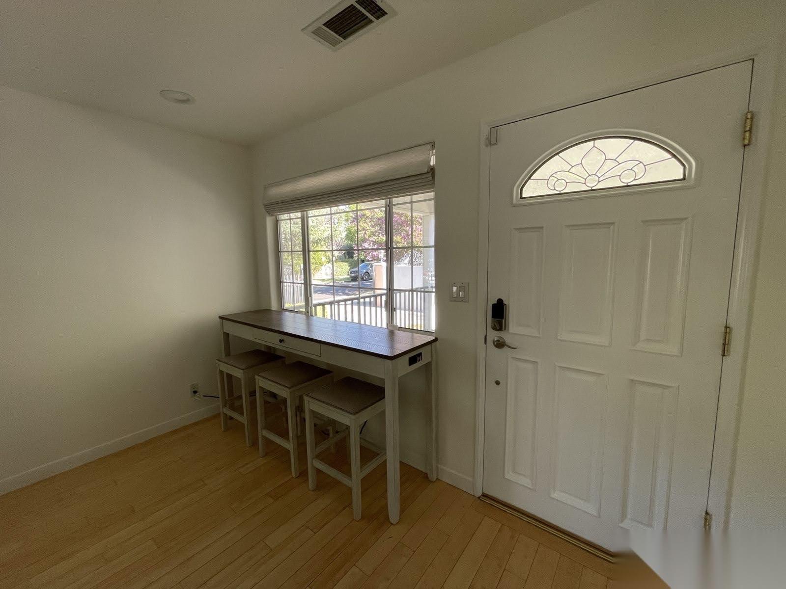 Traditional Home with Bright Lighting — photo 6