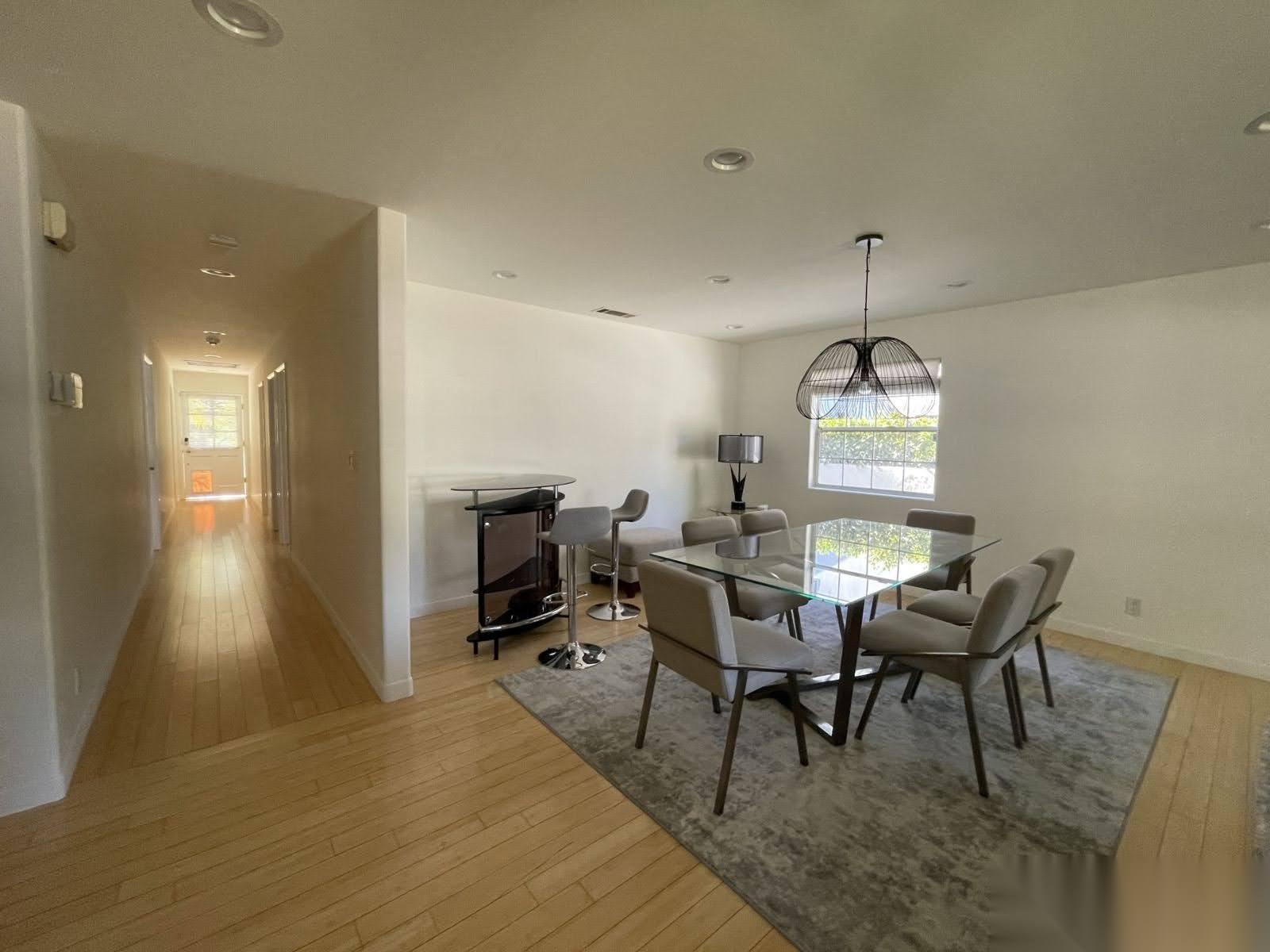Traditional Home with Bright Lighting — photo 7