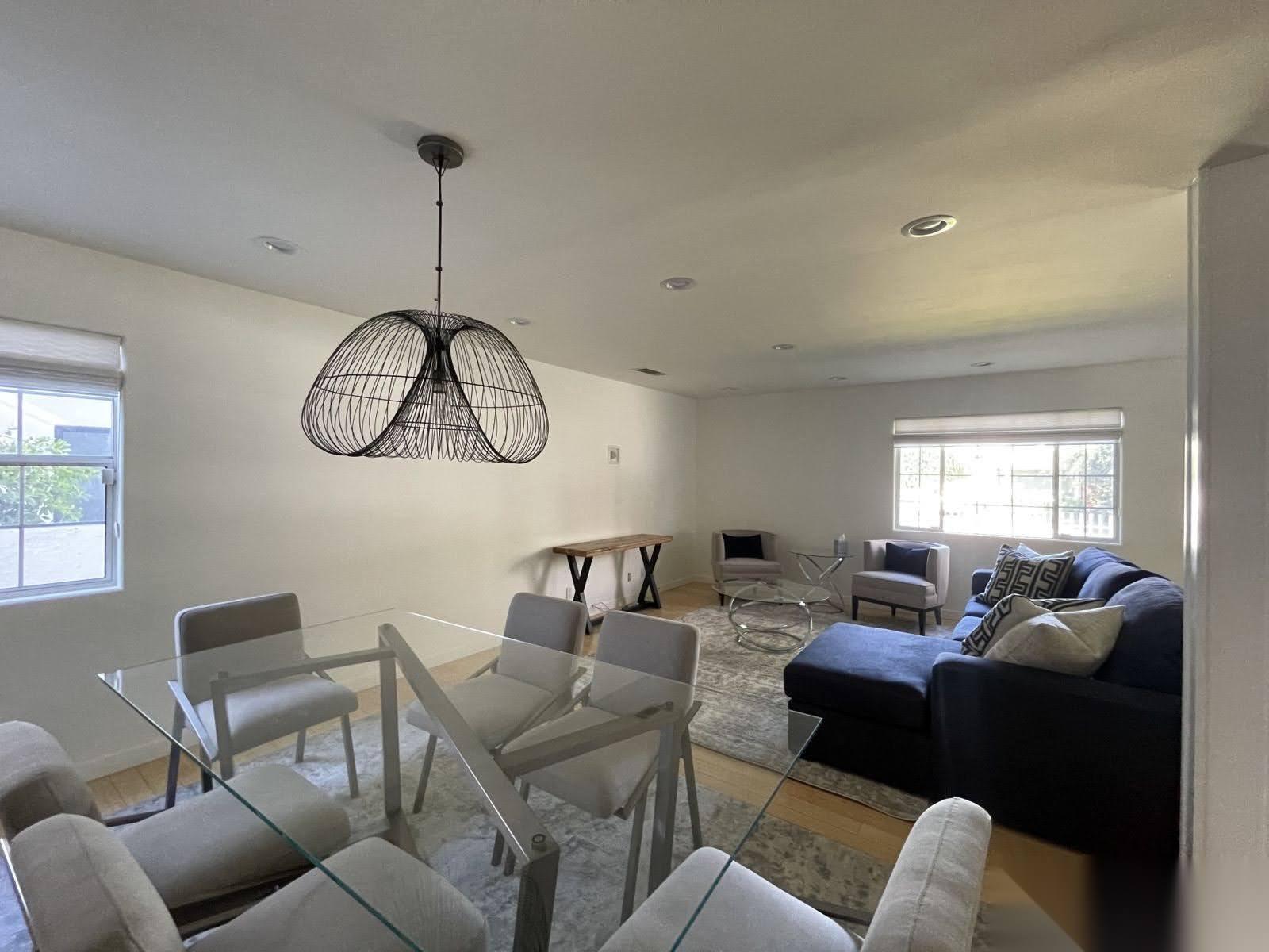 Traditional Home with Bright Lighting — photo 8