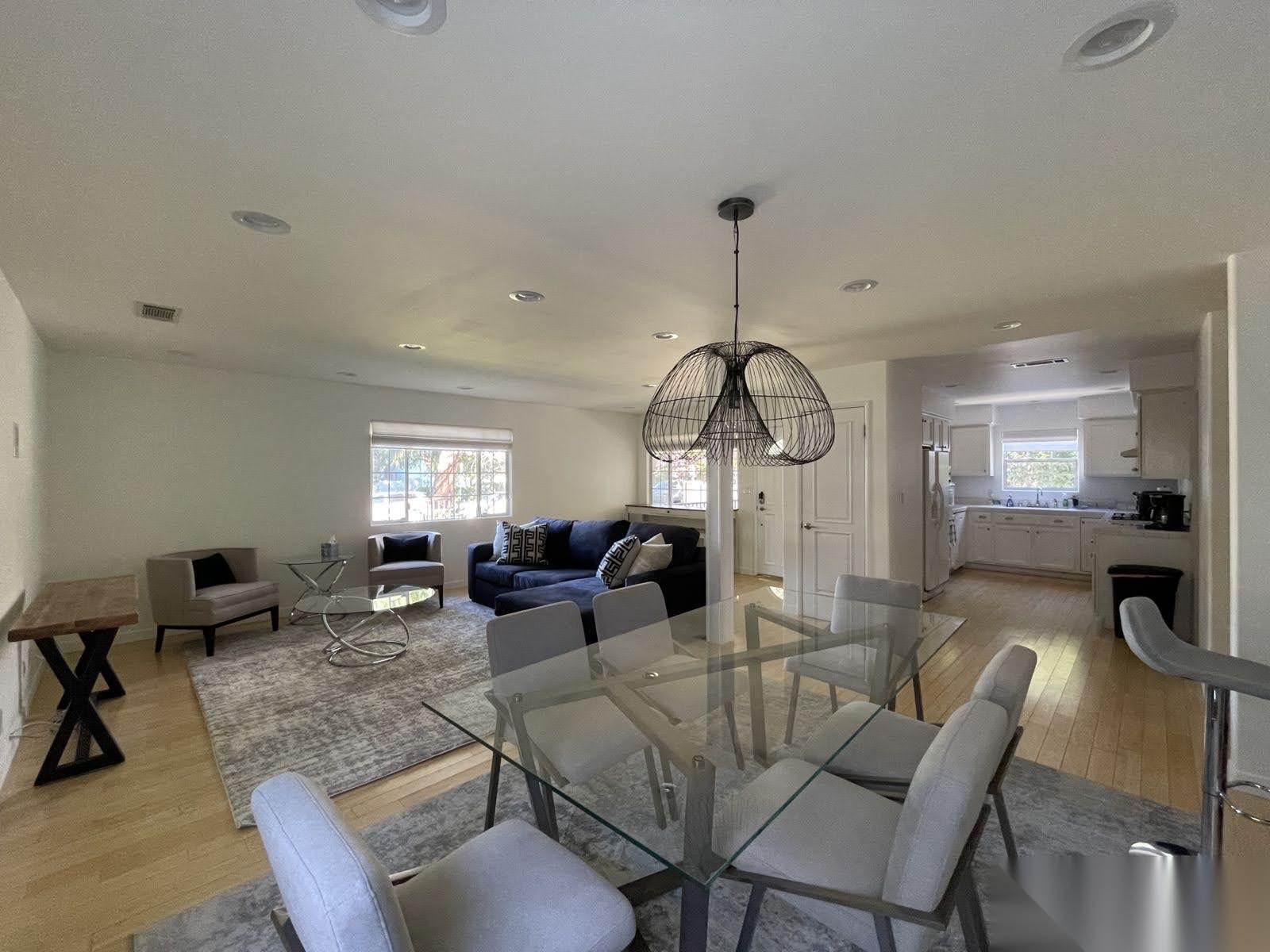 Traditional Home with Bright Lighting — photo 9