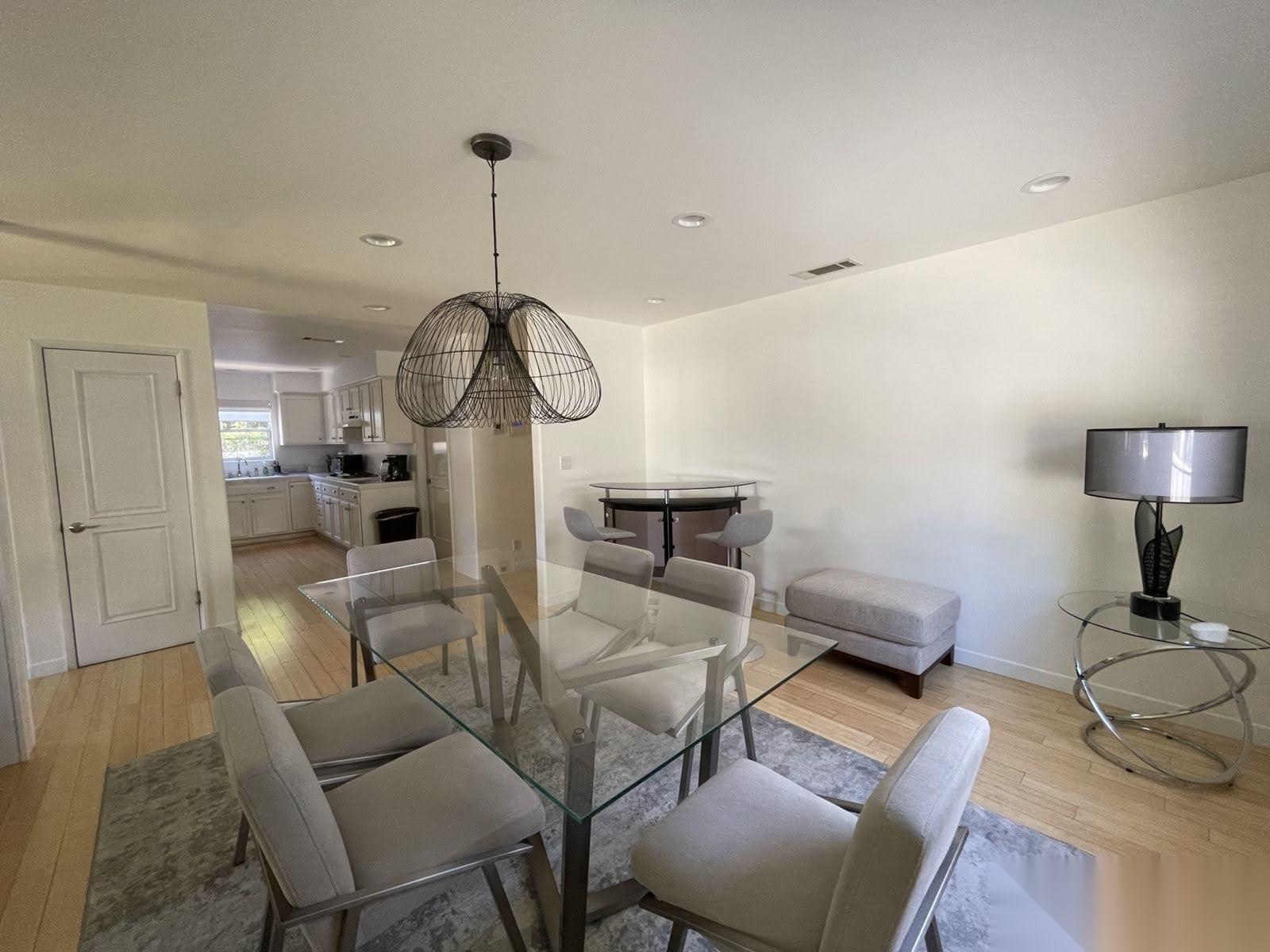 Traditional Home with Bright Lighting — photo 10