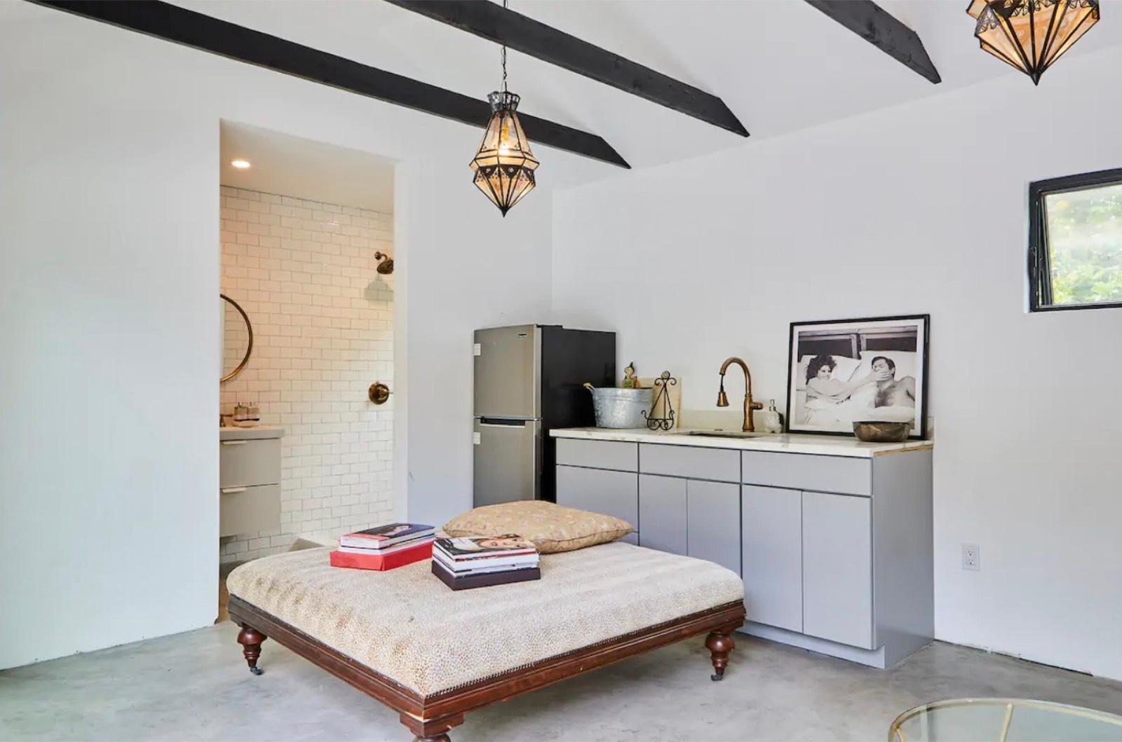 Tropical Modern Home — photo 11
