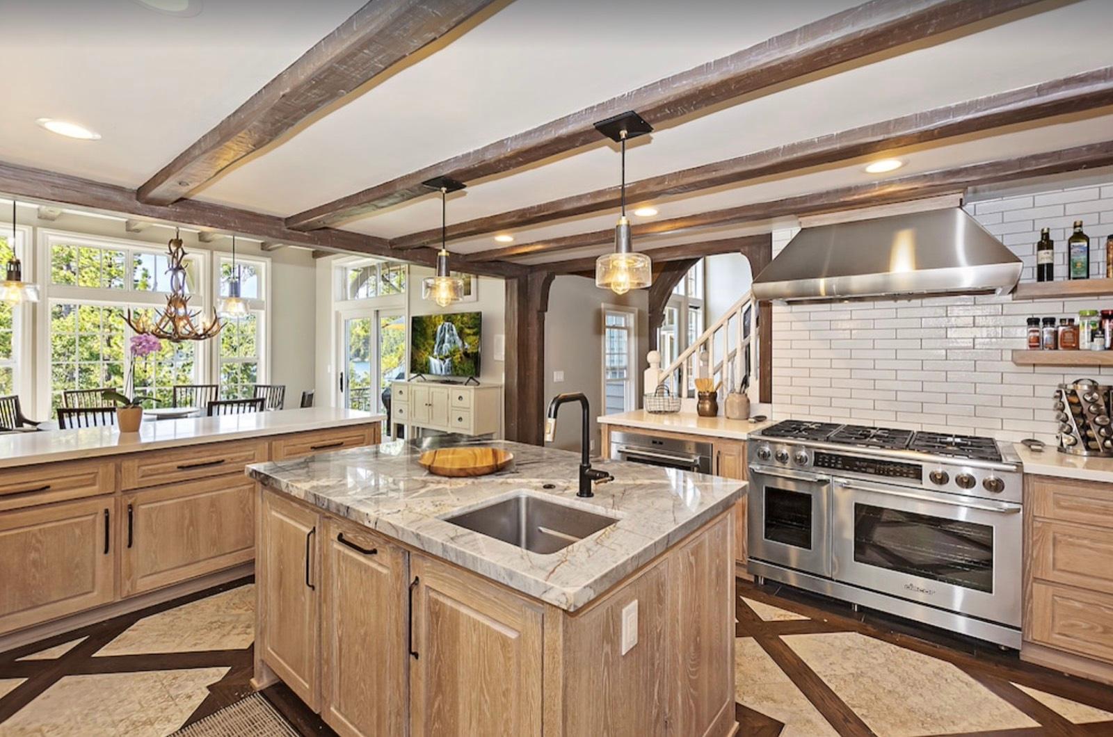 T's Lakefront Mansion — photo 12
