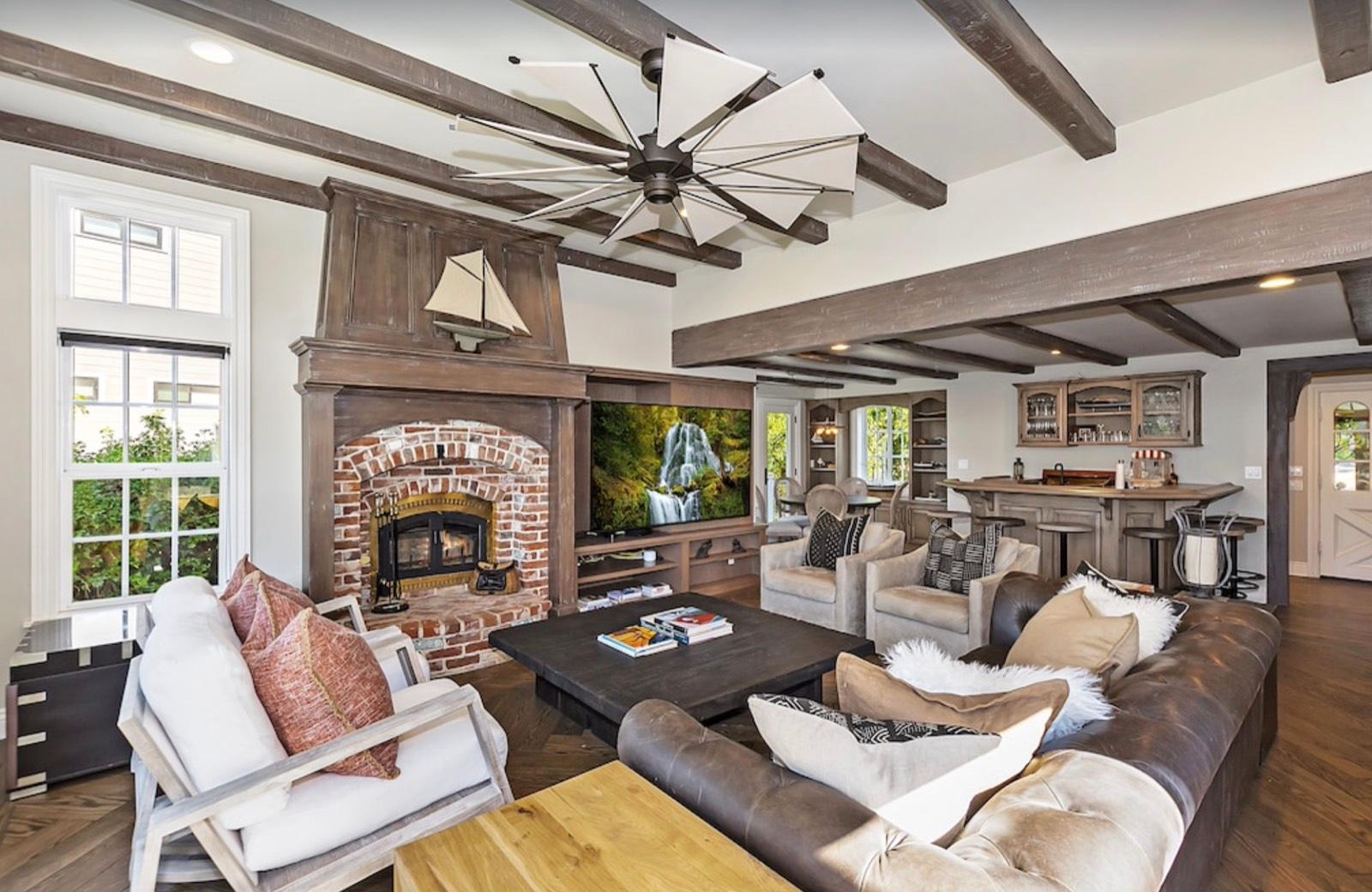 T's Lakefront Mansion — photo 6