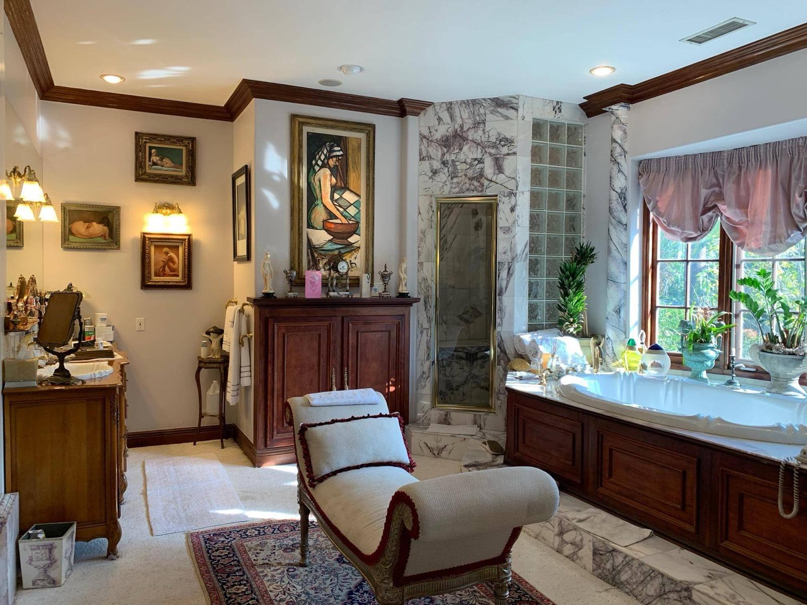 T's Old Style Manor — photo 7