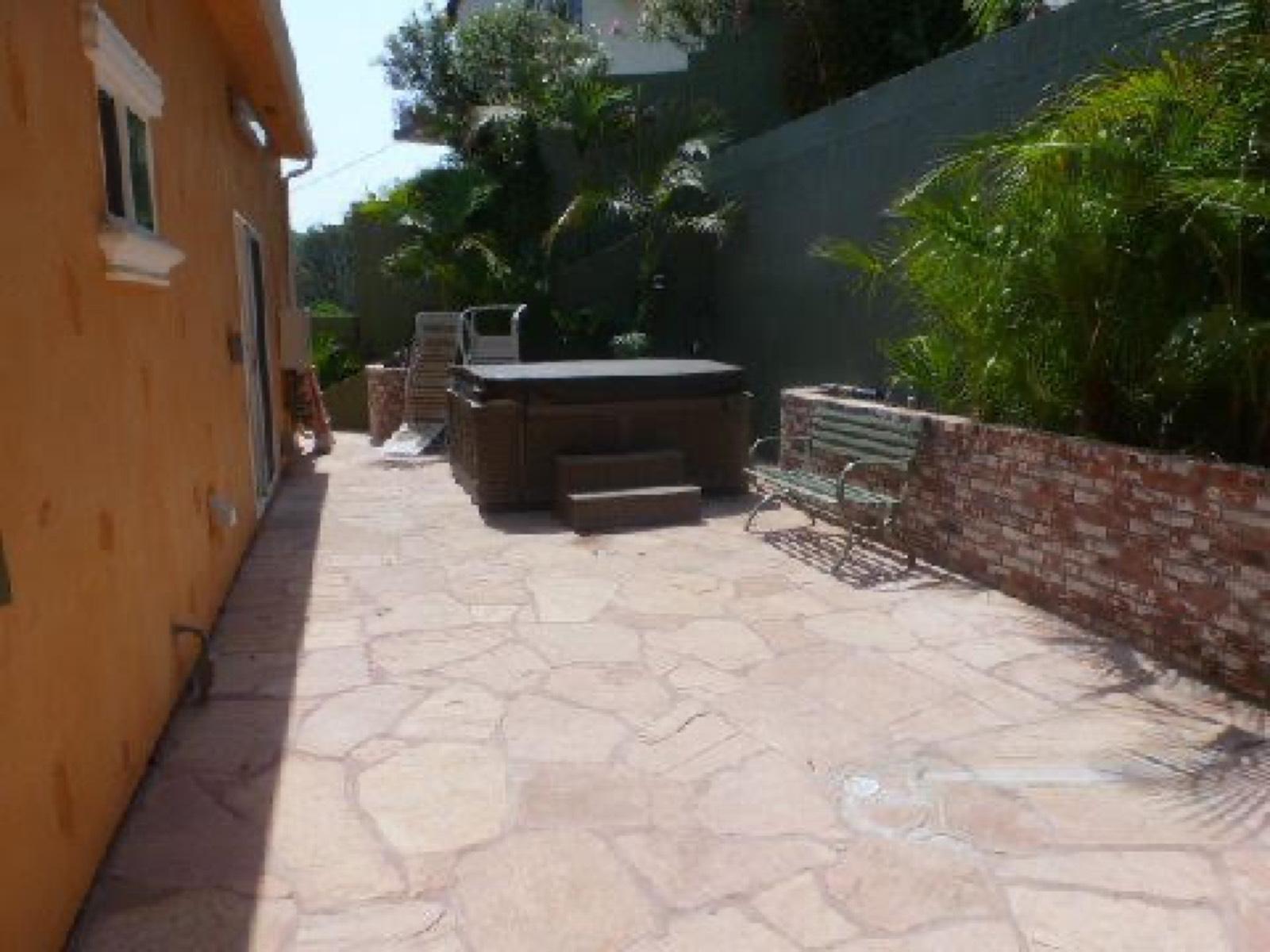 Universal City House — photo 12