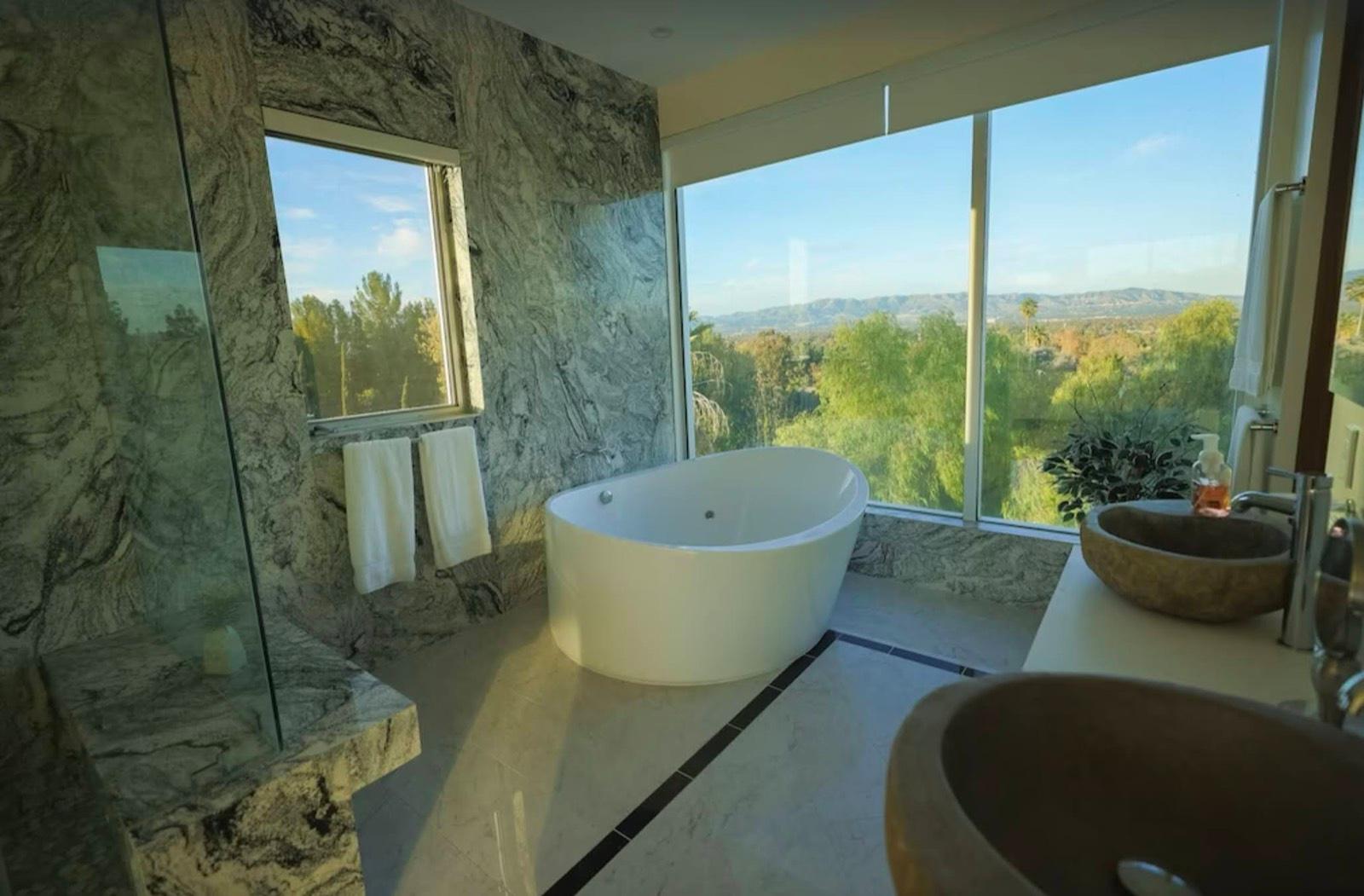 V's Valley View — photo 5