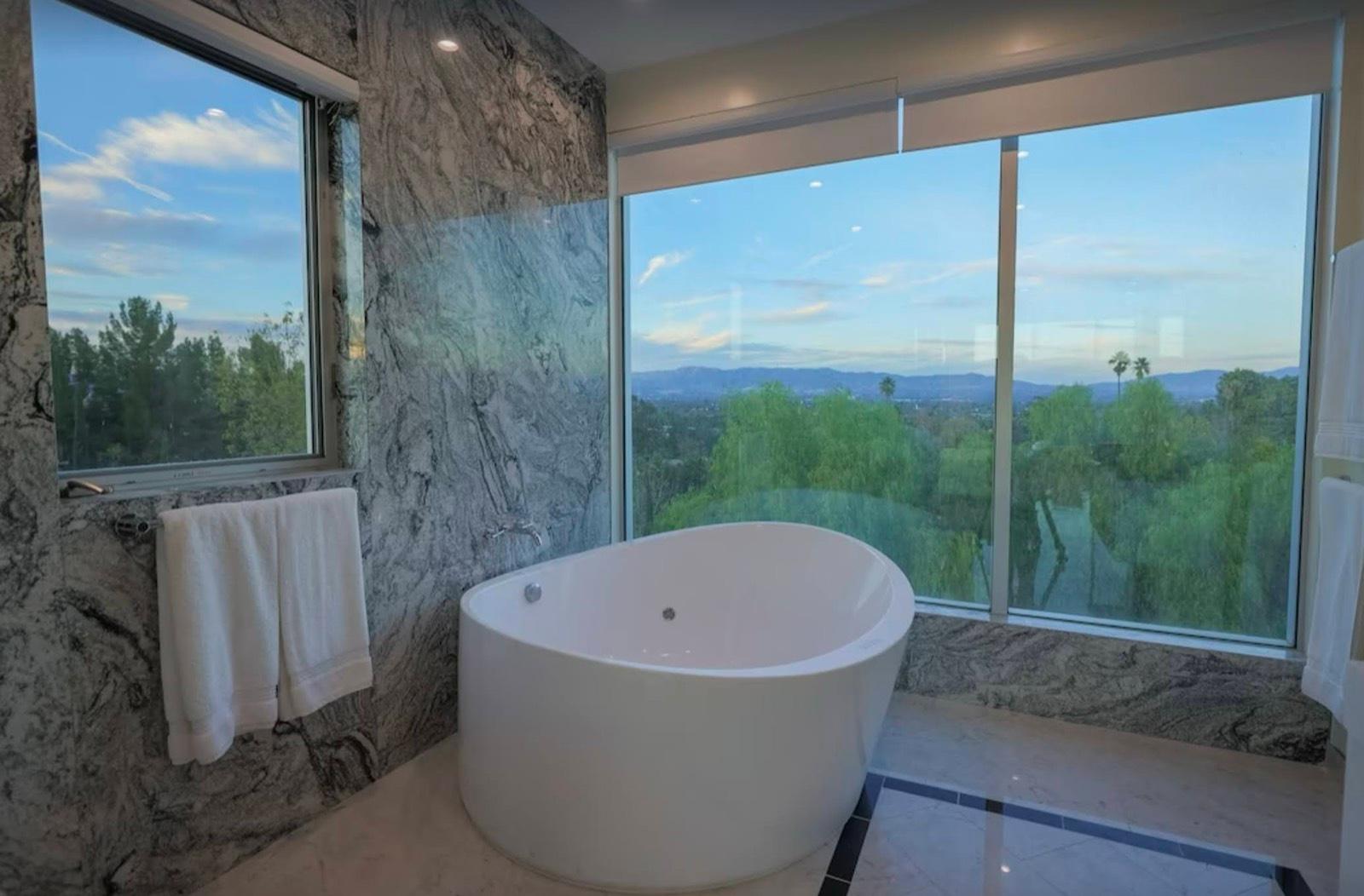 V's Valley View — photo 6