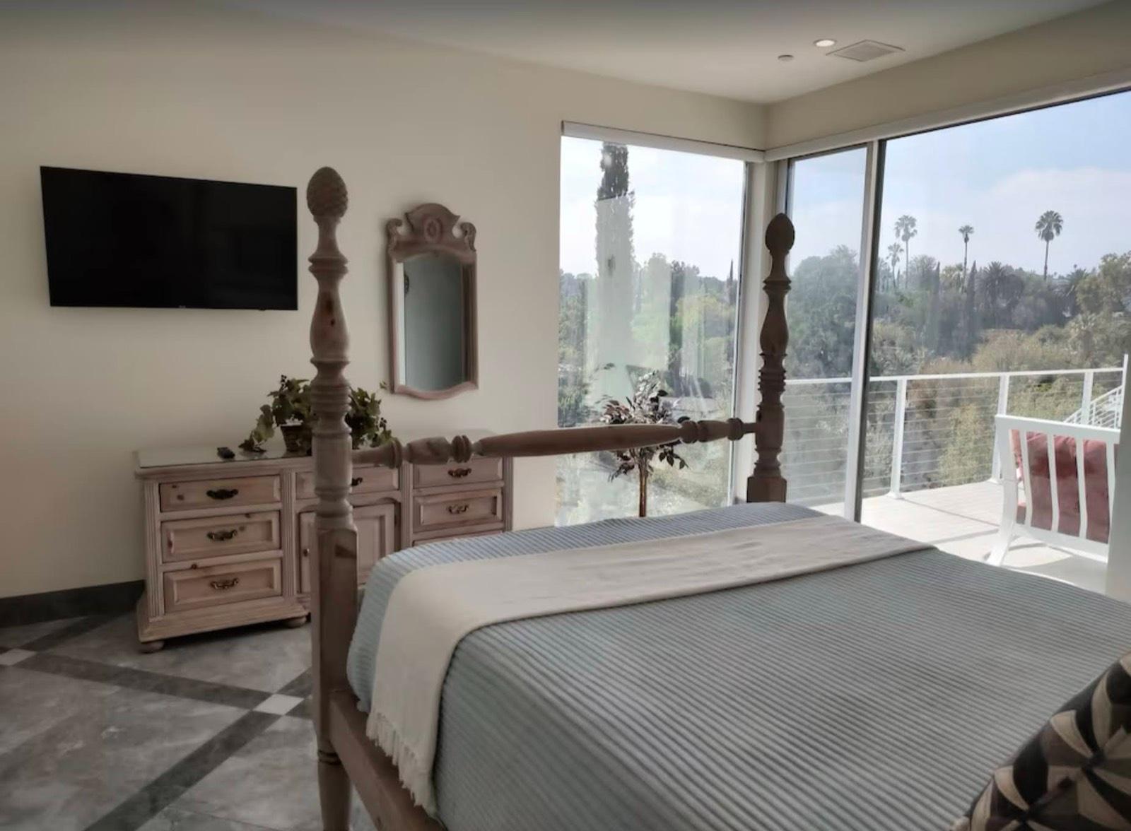 V's Valley View — photo 10