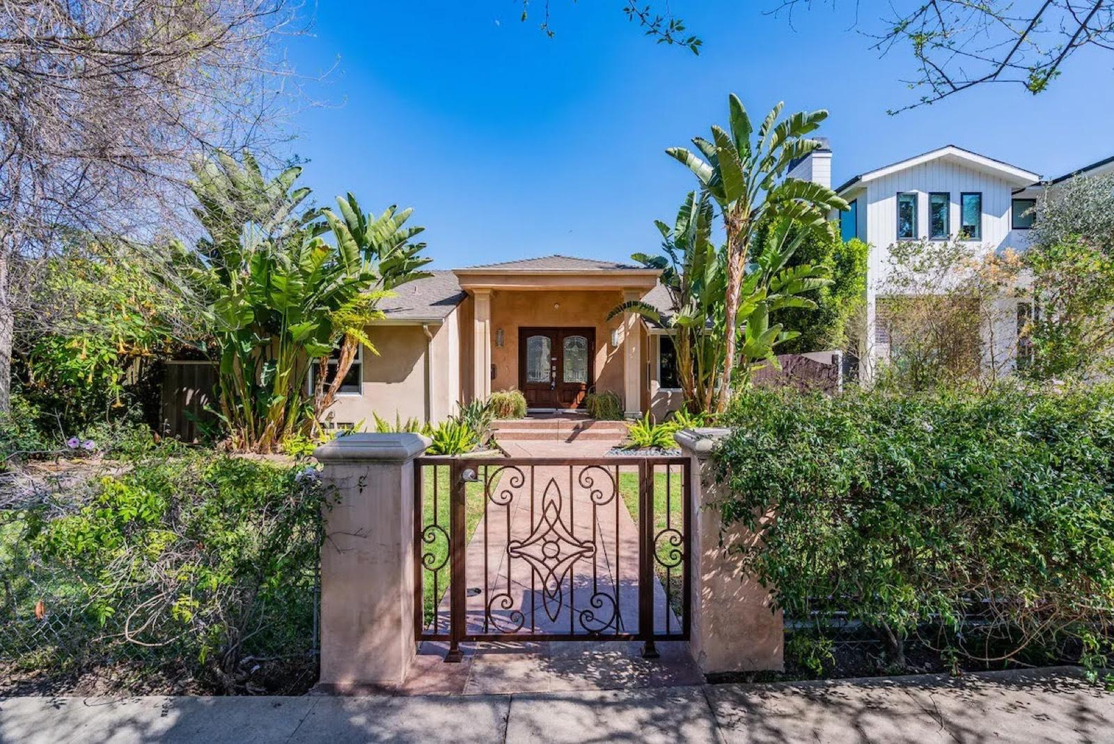 Valley Home Near Encino Pool and game room — photo 3