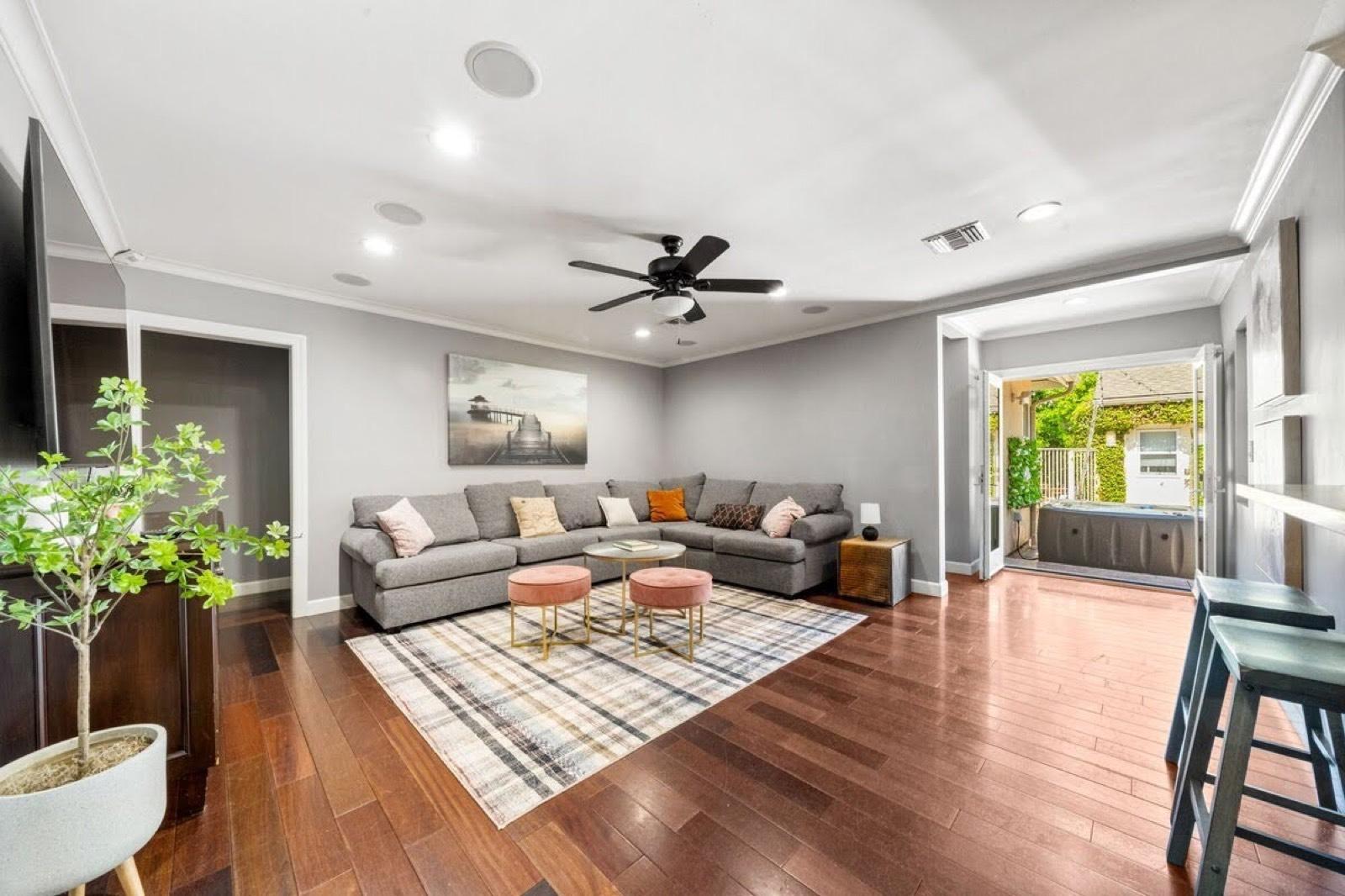 Valley Home Near Encino Pool and game room — photo 11