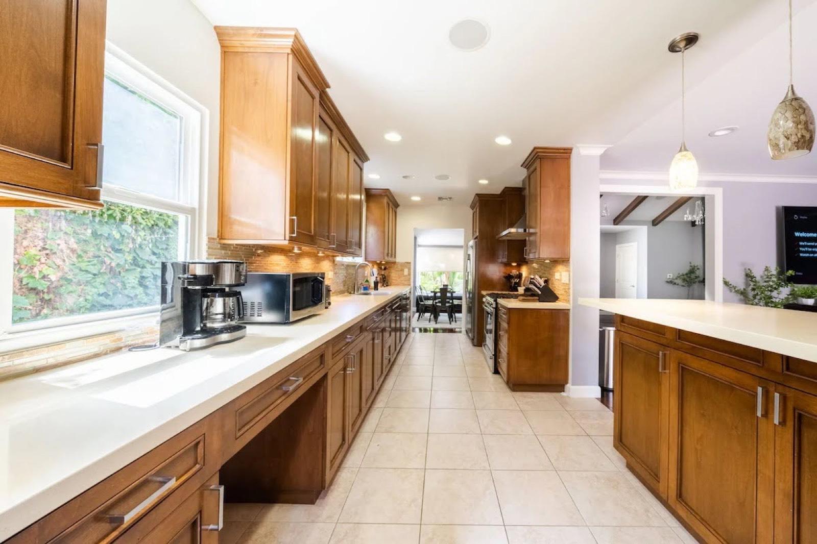 Valley Home Near Encino Pool and game room — photo 12
