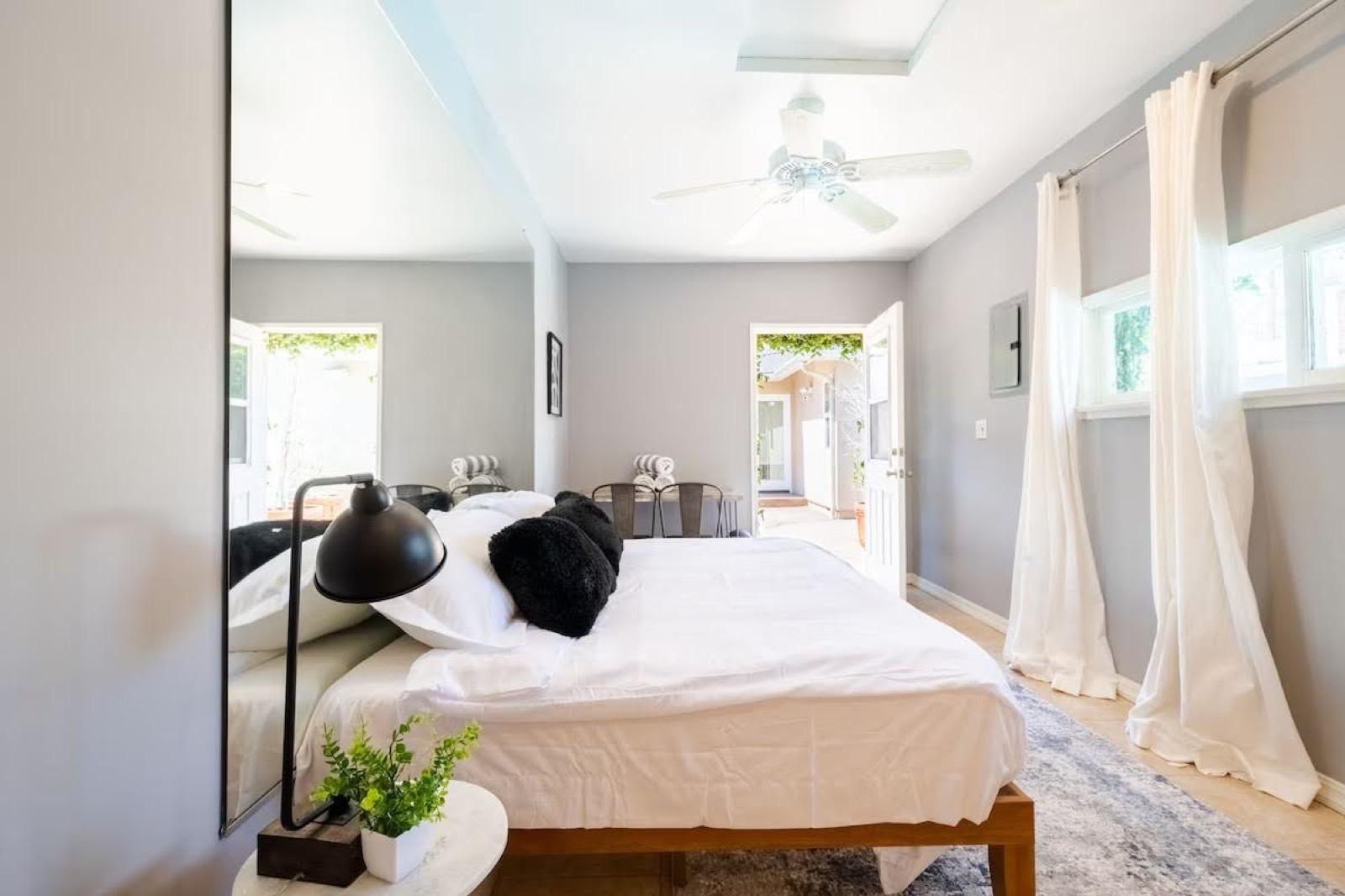 Valley Home Near Encino Pool and game room — photo 4