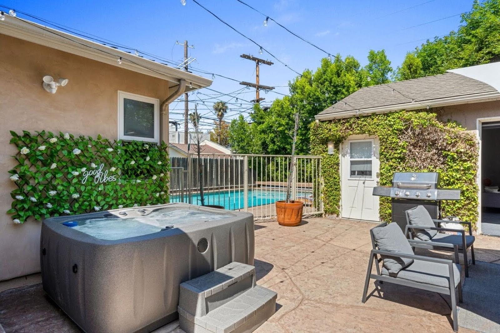 Valley Home Near Encino Pool and game room — photo 6