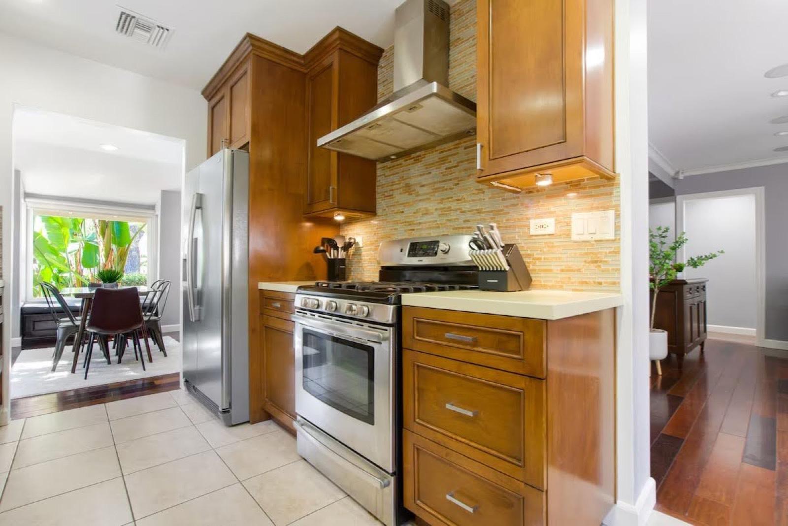 Valley Home Near Encino Pool and game room — photo 7
