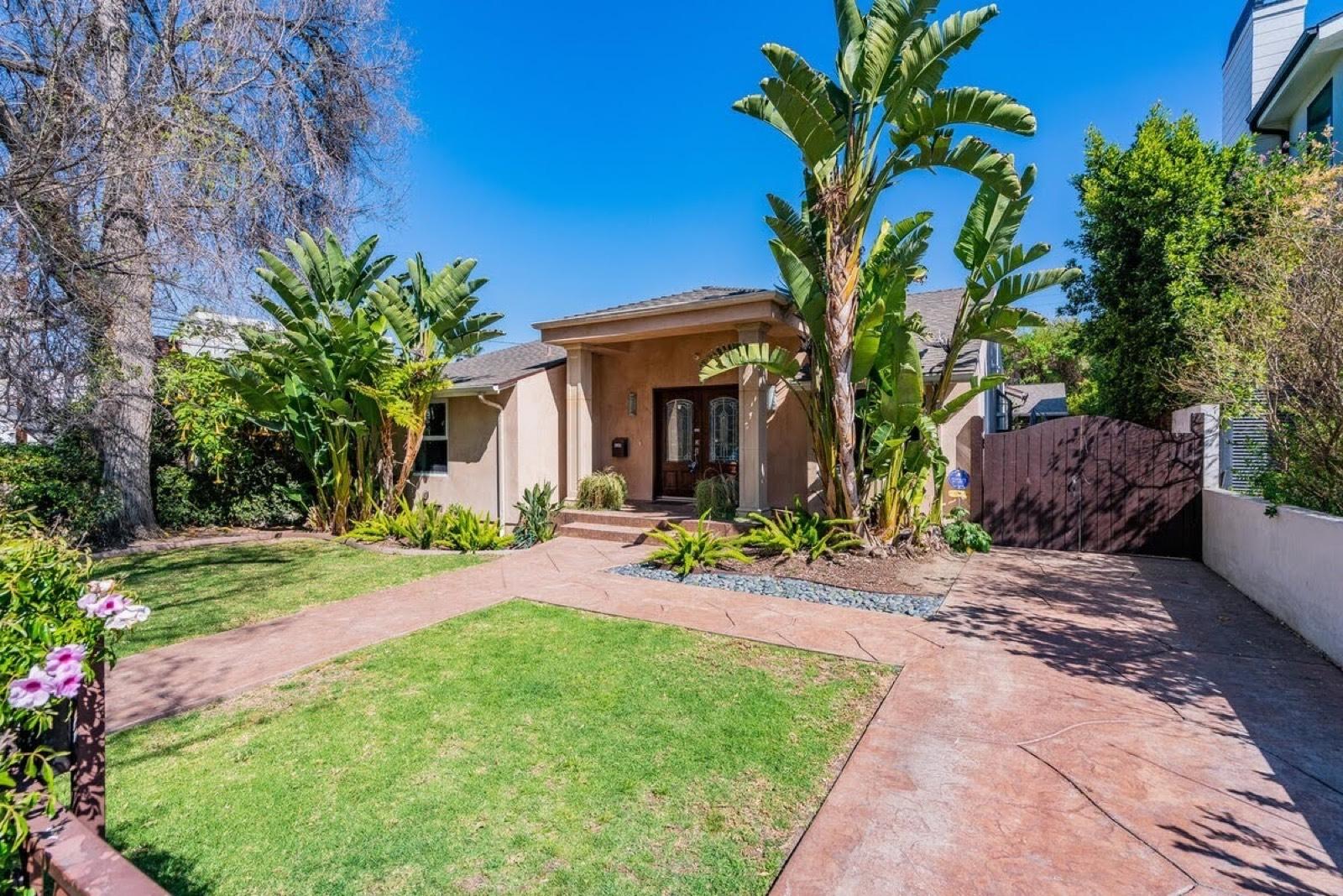 Valley Home Near Encino Pool and game room — photo 1