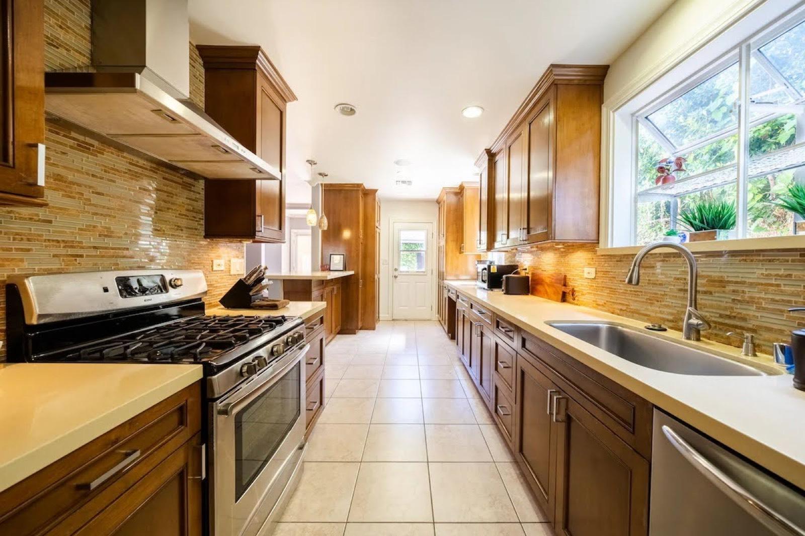 Valley Home Near Encino Pool and game room — photo 8