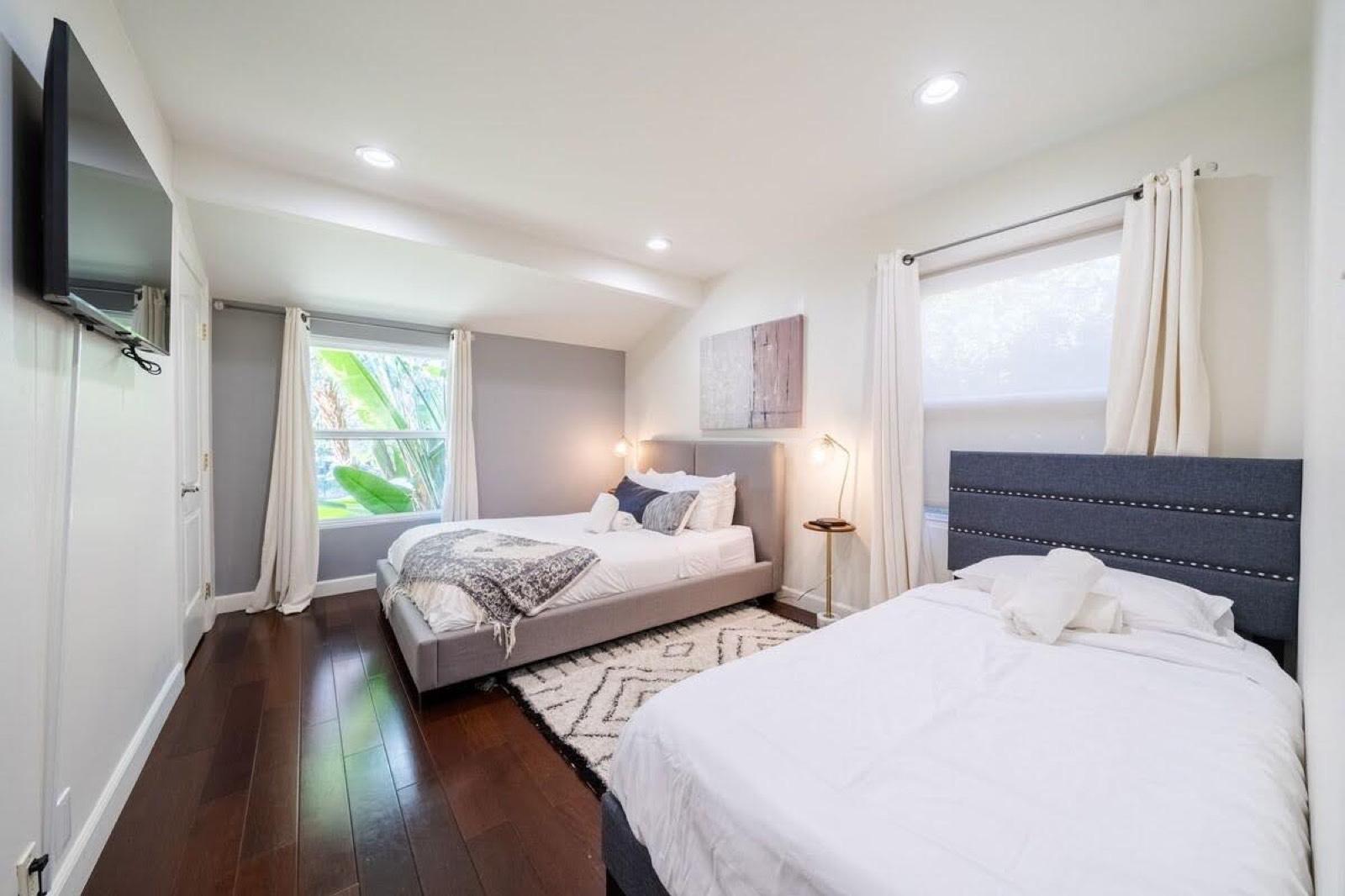 Valley Home Near Encino Pool and game room — photo 9