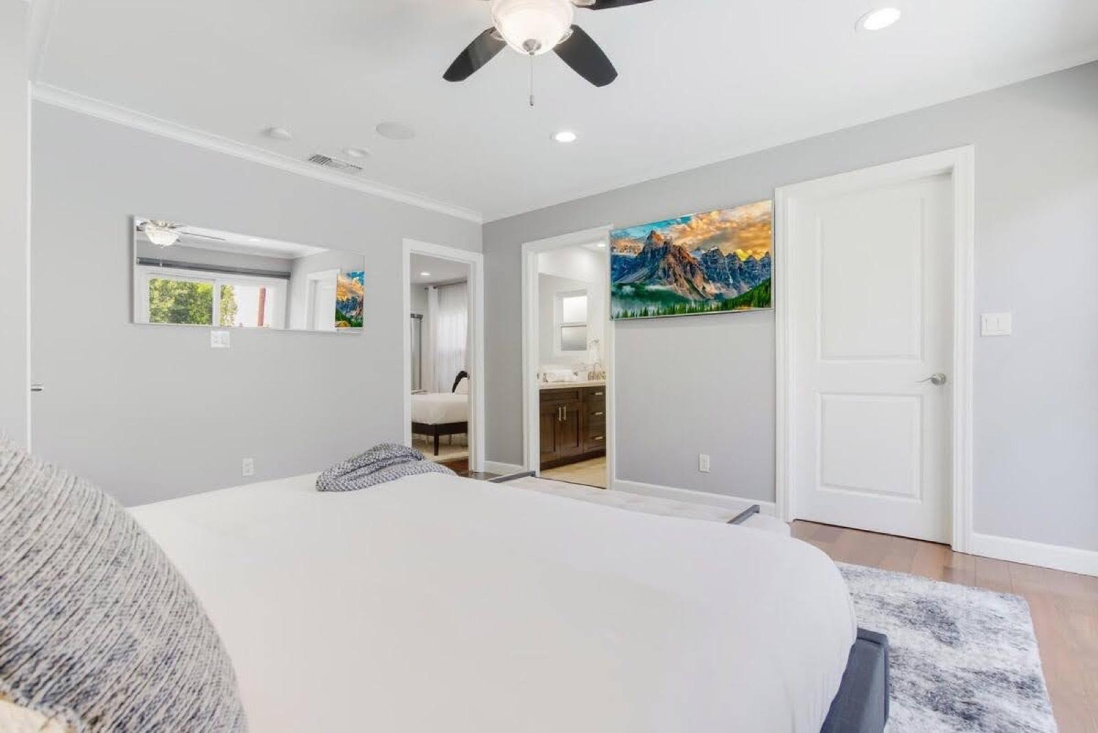 Valley Home Near Encino Pool and game room — photo 10