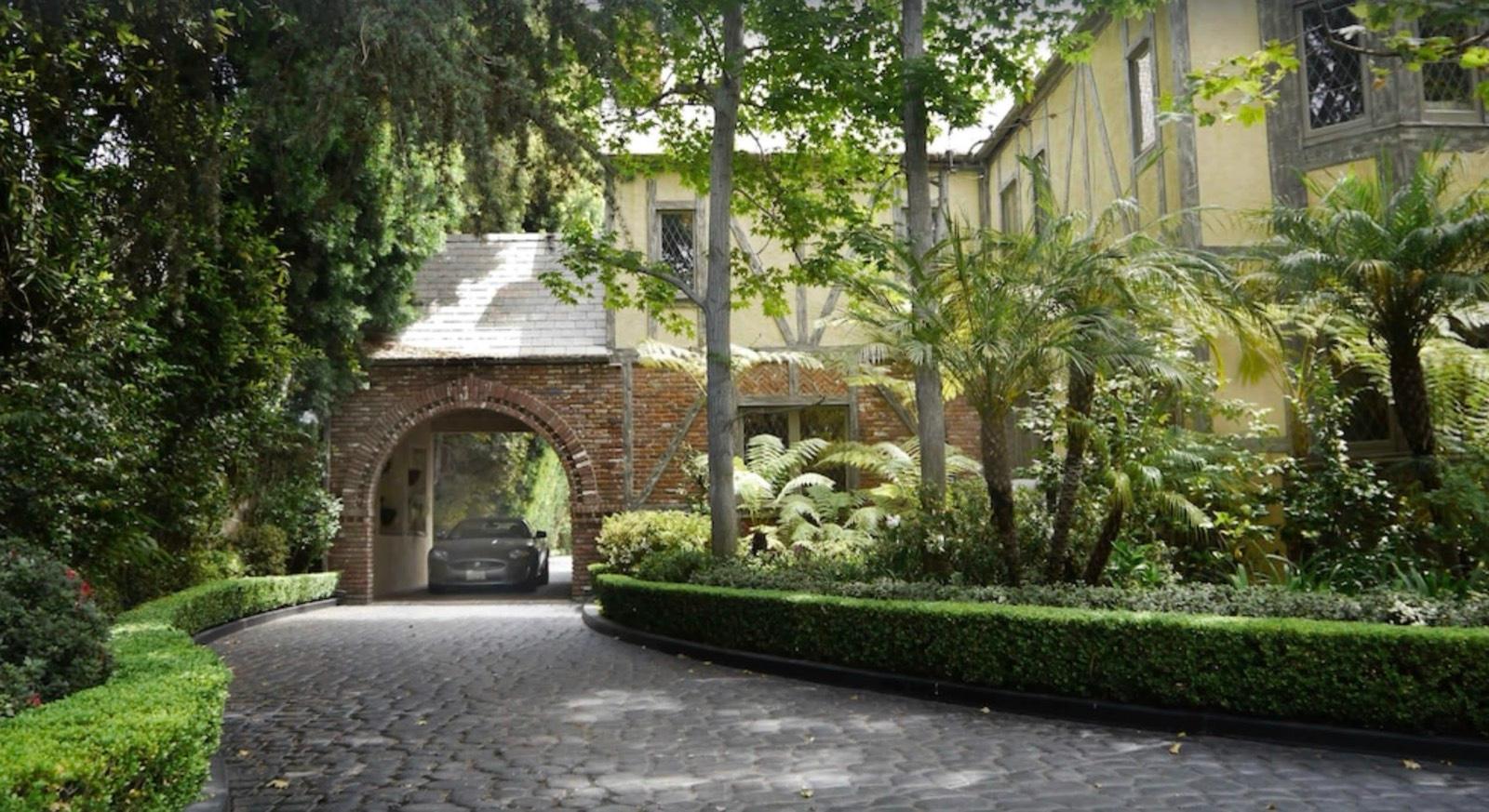 WB S Tudor Tennis Estate — photo 12