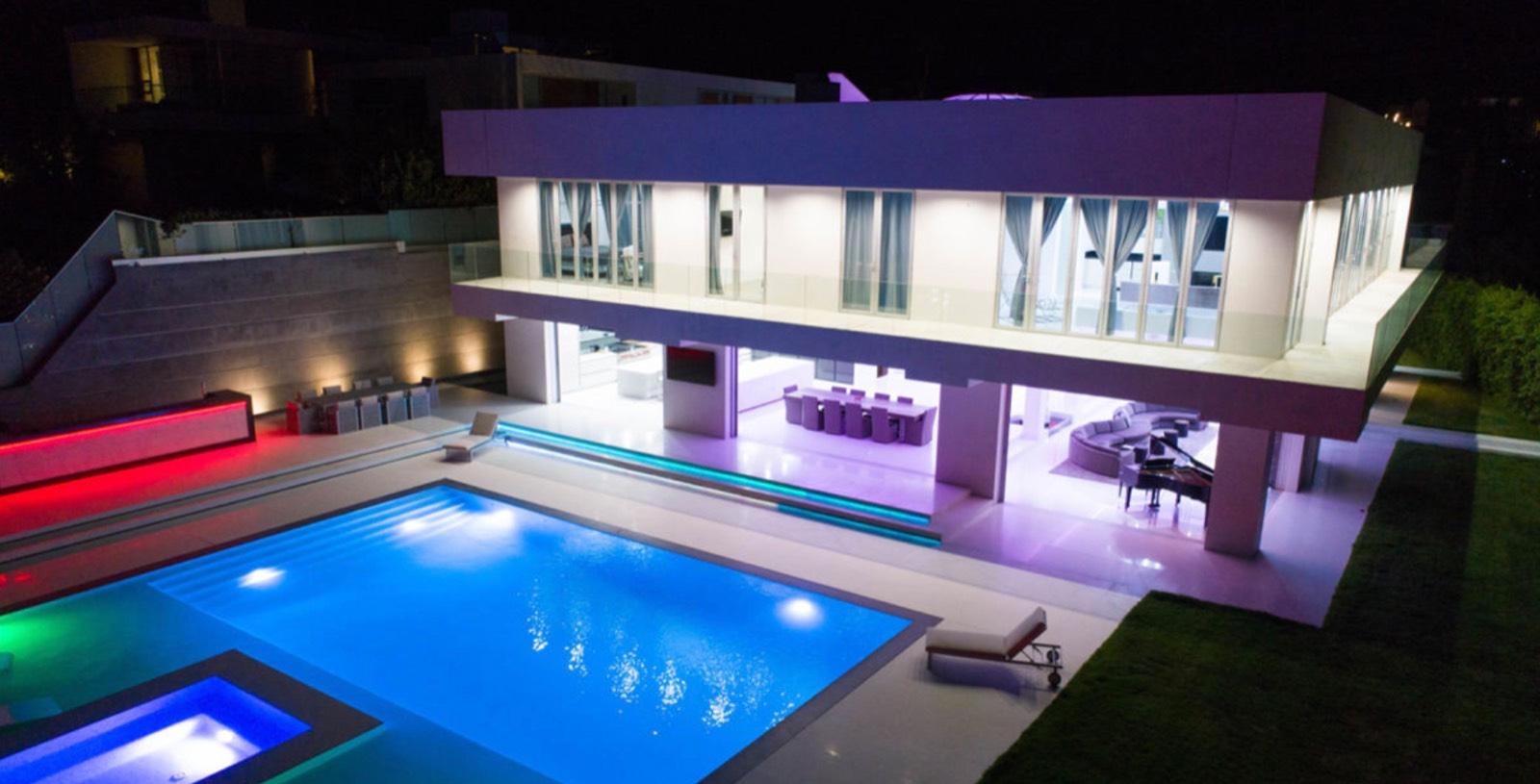 West Hollywood Light Up Modern Home — photo 9