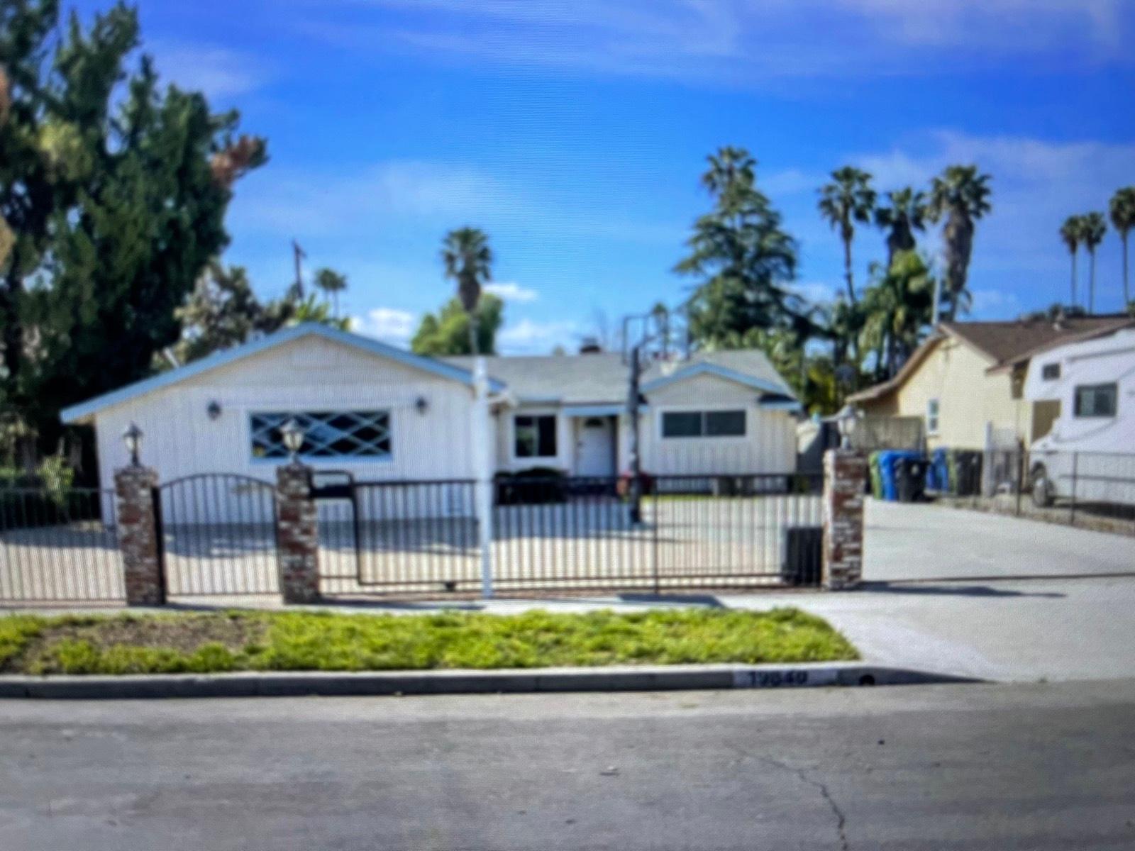 white 3 bedroom home — photo 3