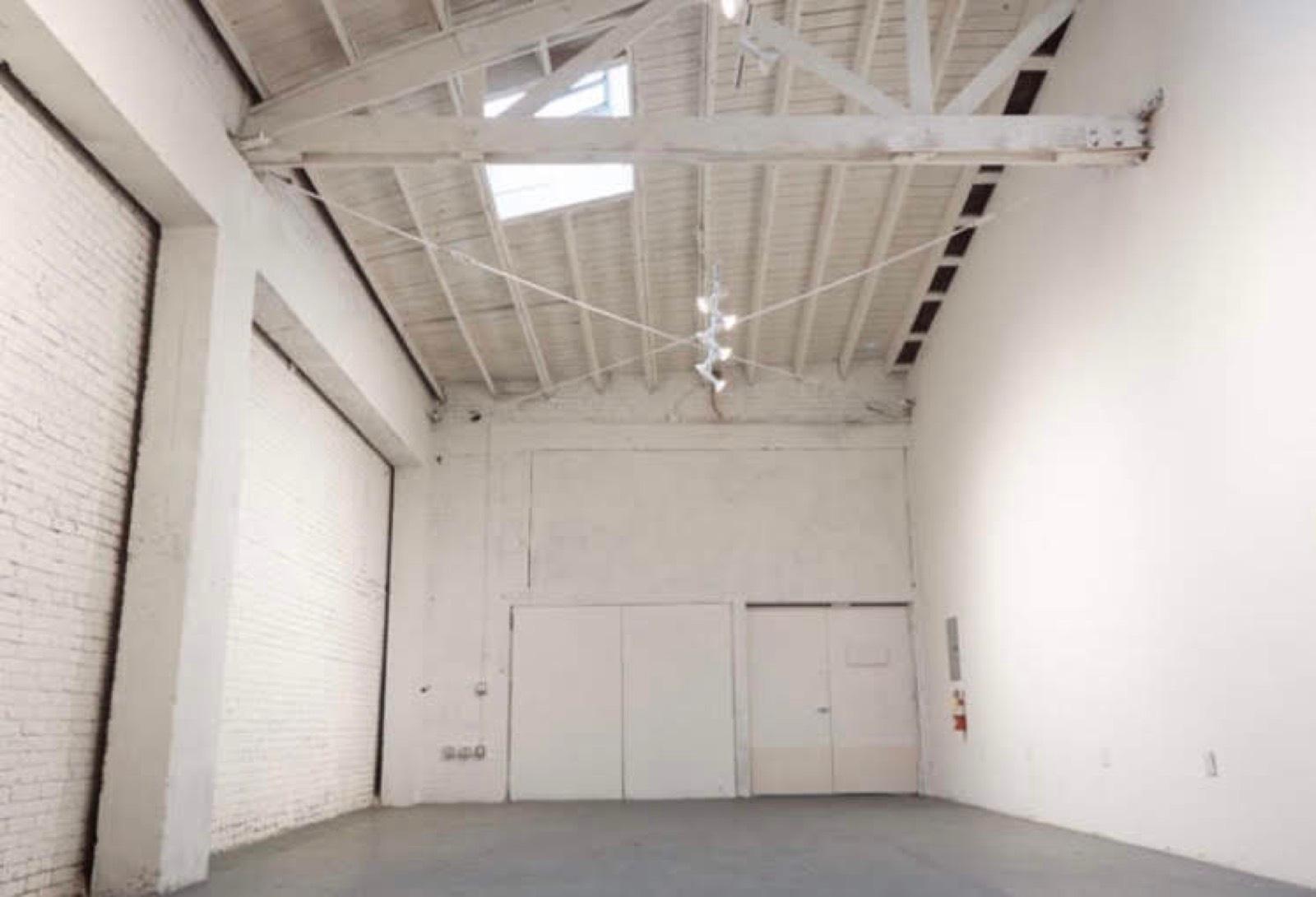 White studio A — photo 2