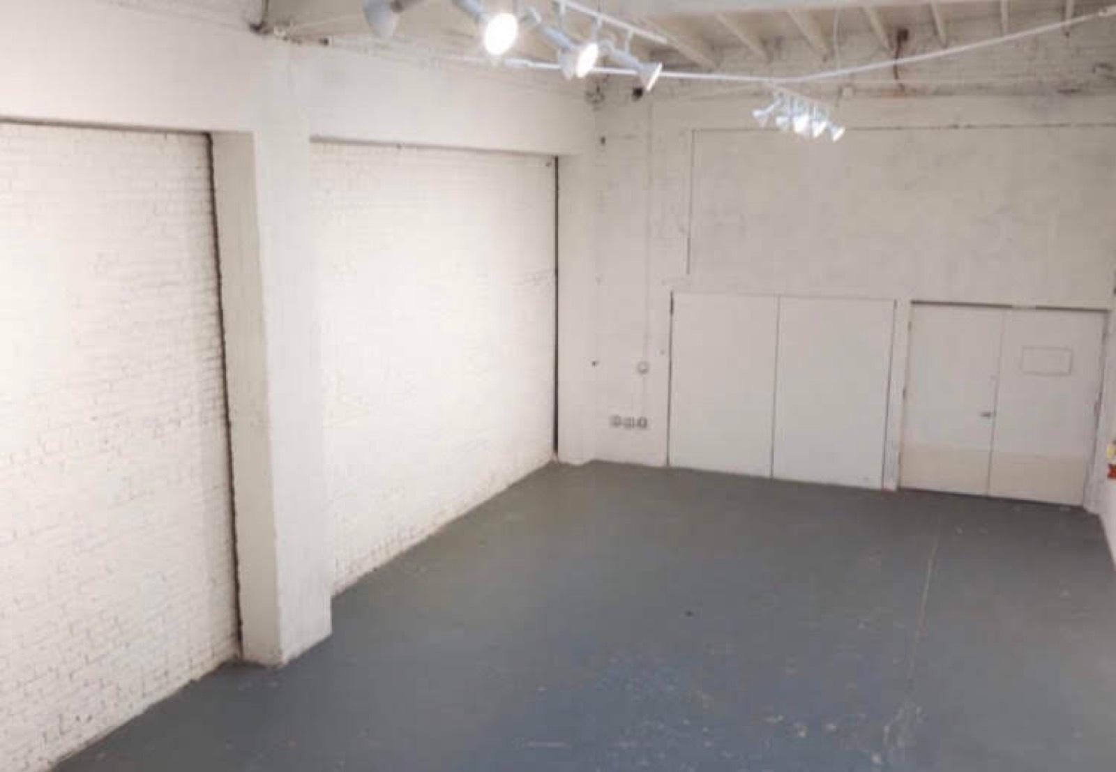 White studio A — photo 1