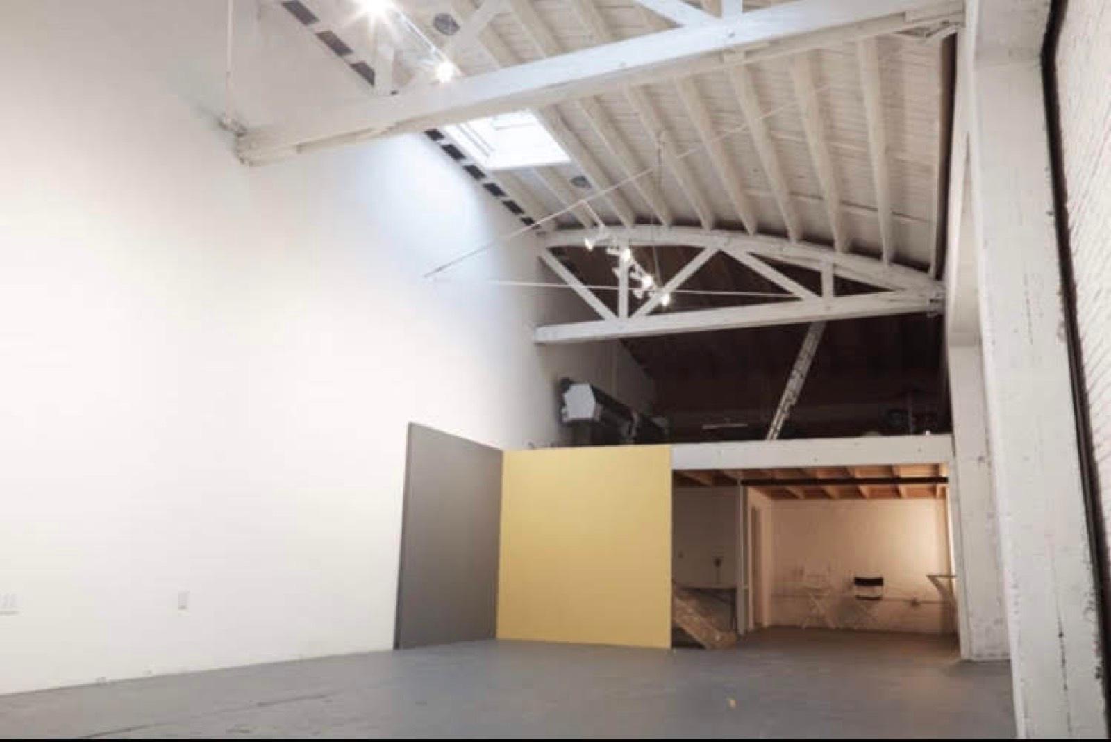 White studio A — photo 3