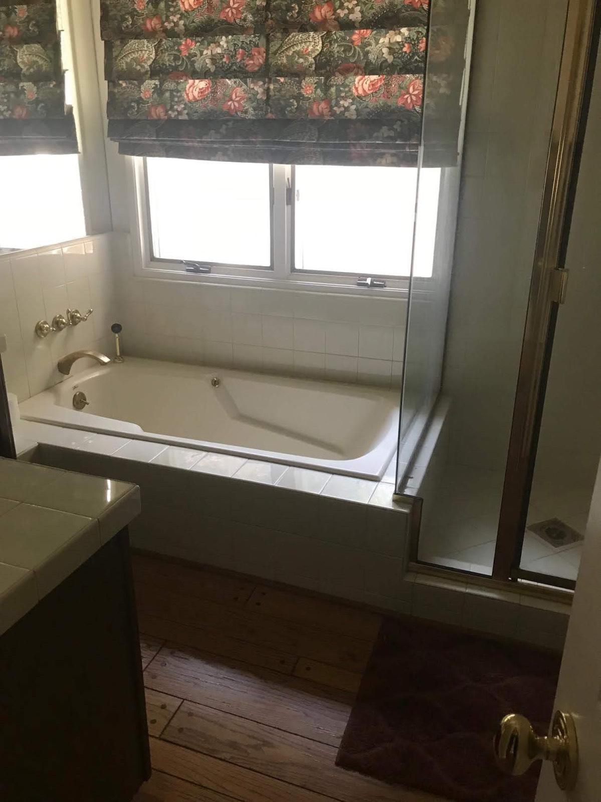 Woodland Hills View Old House — photo 1