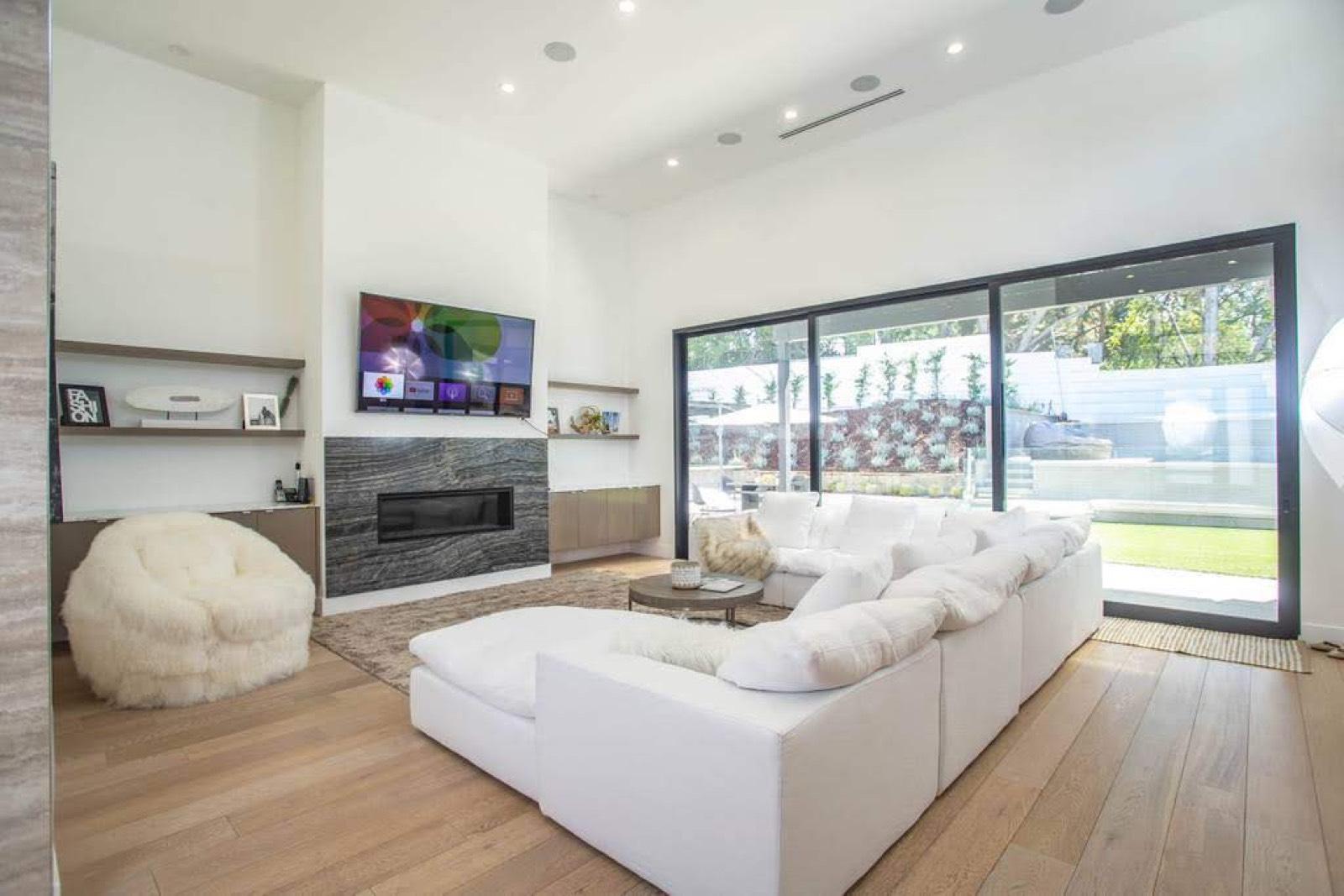 Z's Tarzana Modern House — photo 2